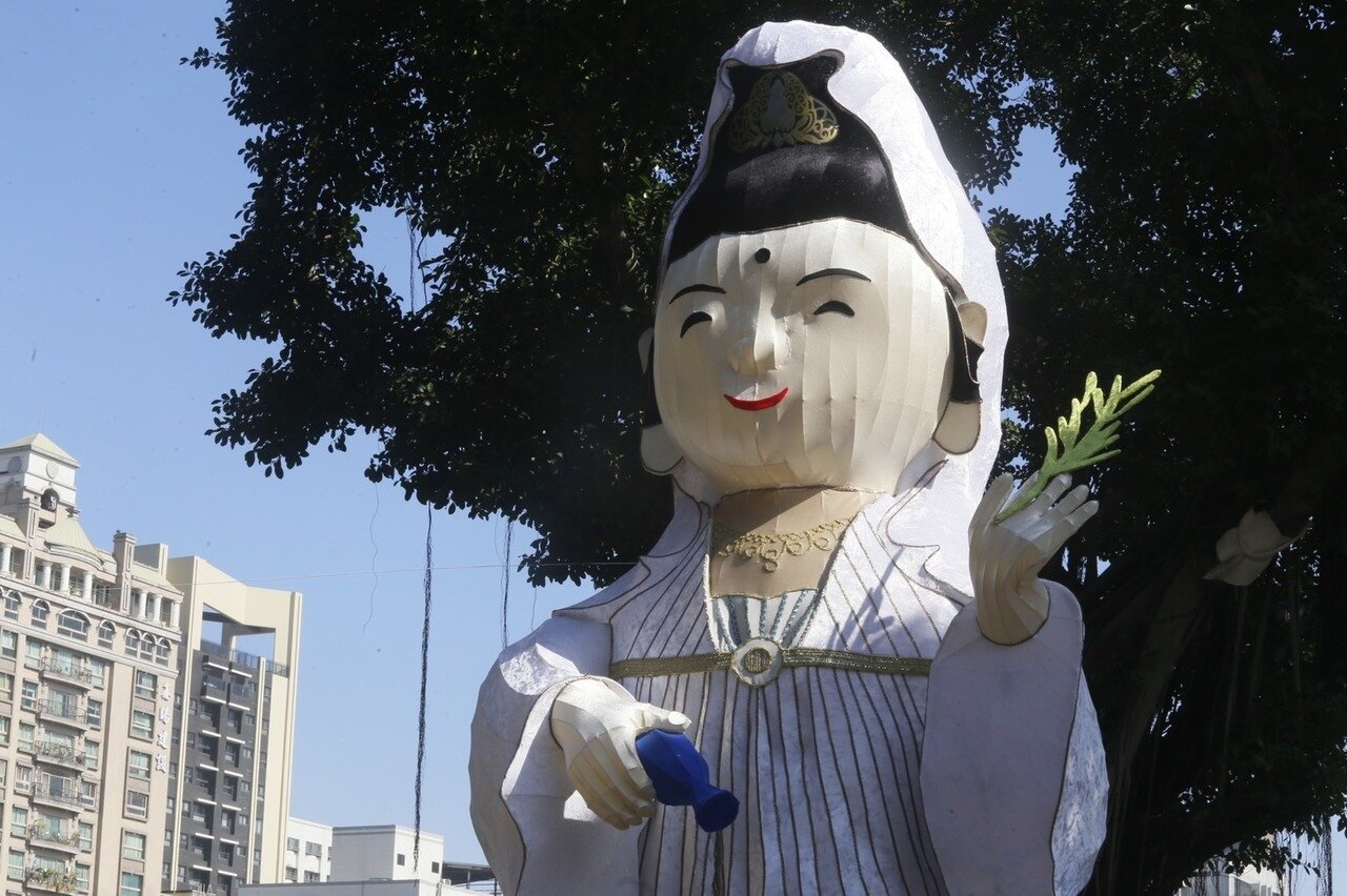 高雄燈會的花燈觀世音手持甘露瓶,在陽光下微笑,面容端莊慈悲,已不見網友所看到的面孔塌陷。記者徐如宜/攝影