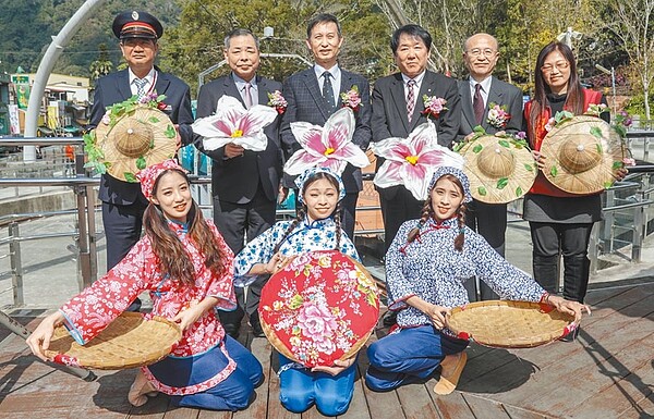 內灣站和日本若櫻站締結為姊妹車站,台鐵局主祕朱來順(左三)及副縣長陳見賢(左二)等人希望能為台日雙方帶來活絡的觀光人潮。(羅浚濱攝)