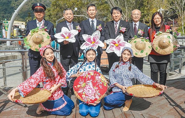 內灣站和日本若櫻站締結為姊妹車站，台鐵局主祕朱來順（左三）及副縣長陳見賢（左二）等人希望能為台日雙方帶來活絡的觀光人潮。（羅浚濱攝）