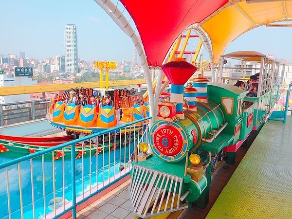 高雄大立百貨「空中樂園」,初一至初五推出10歲以下兒童即可免費玩。圖/摘自大立、大統五福店粉絲專頁