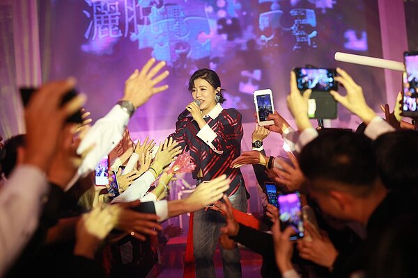 永慶房產集團中區聯合尾牙,邀請到「鐵肺歌姬」丁噹飆唱,全場嗨翻。永慶房產集團提供