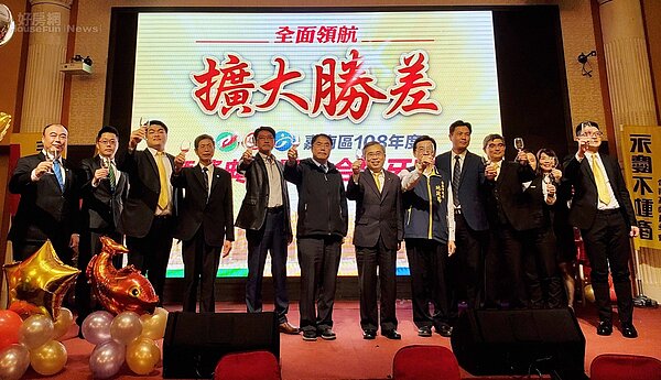 台南市長黃偉哲(中),與永慶房產集團加盟事業處董事長劉炳耀(右七)一同祝賀嘉南區永慶加盟三品牌創下業績成長5成的佳績。