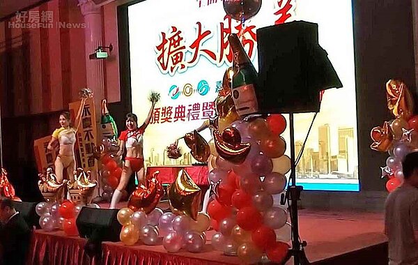 永慶房產集團嘉南區尾牙現場邀請到啦啦隊表演,為嘉南區2019年亮眼的成績喝采!