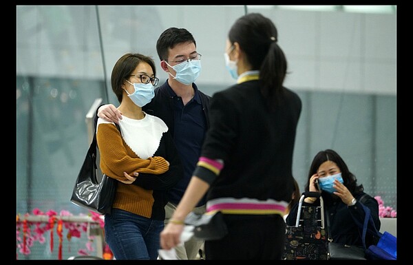 香港西九龍高鐵站,不少旅客都戴上口罩預防病毒感染。圖/香港中通社
