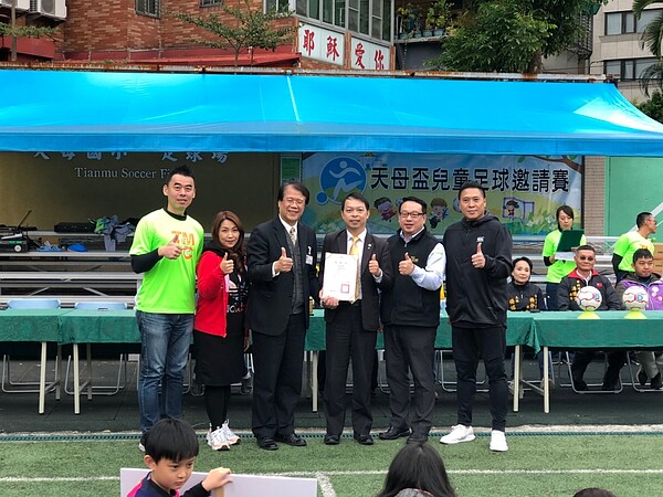 永慶房屋成為贊助單位之一,獲校長梁俊堯(左三)頒發感謝狀。永慶房產集團提供