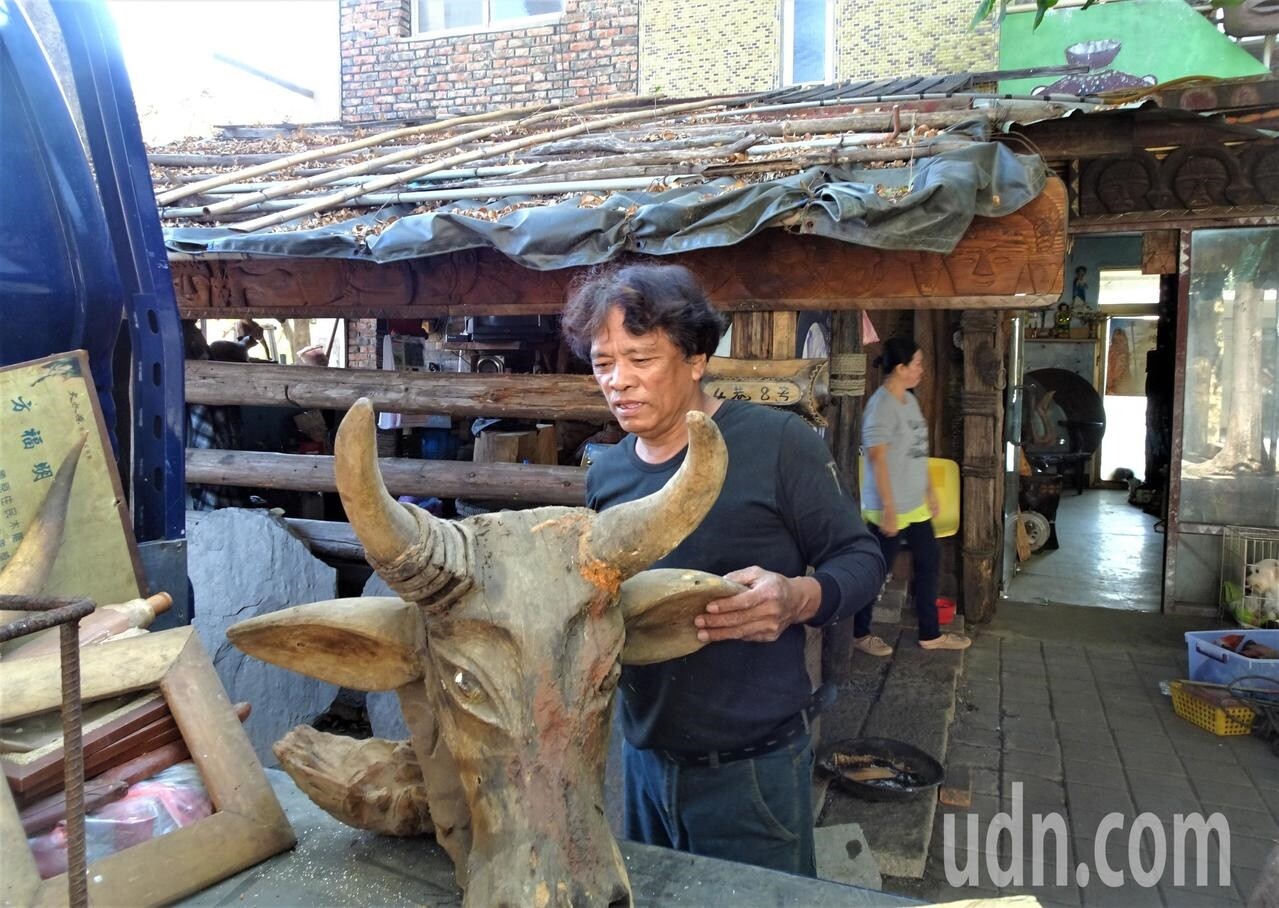 屏東枋寮F3藝文特區首批進駐的排灣族木雕藝術家嘎木里．伯冷（漢名方福明），這幾天忙著搬家，要離開住了快20年的「追夢樂園」，心中百感交集。記者潘欣中／攝影 