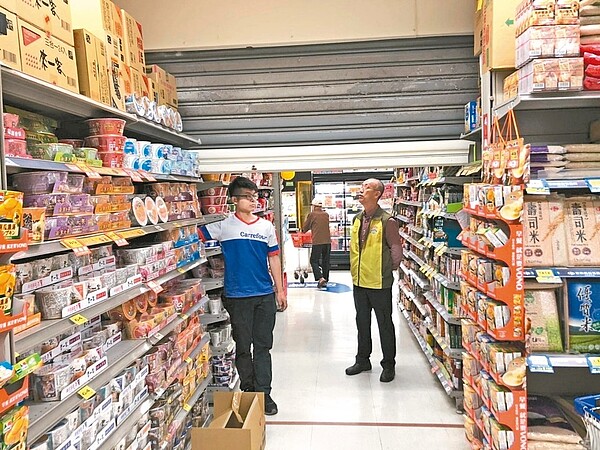 春節前及春節期間是賣場、商場人潮消費高峰期,高雄市工務局啟動60家公共安全專案檢查,目前已檢查44家。 圖/高雄市工務局提供