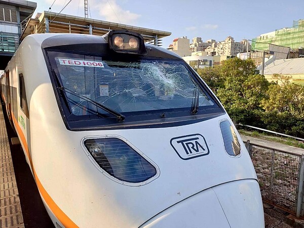 台鐵太魯閣號車長室車窗遭到不明物體撞擊破裂。圖/取自臉書《合鐵事故通報平台》