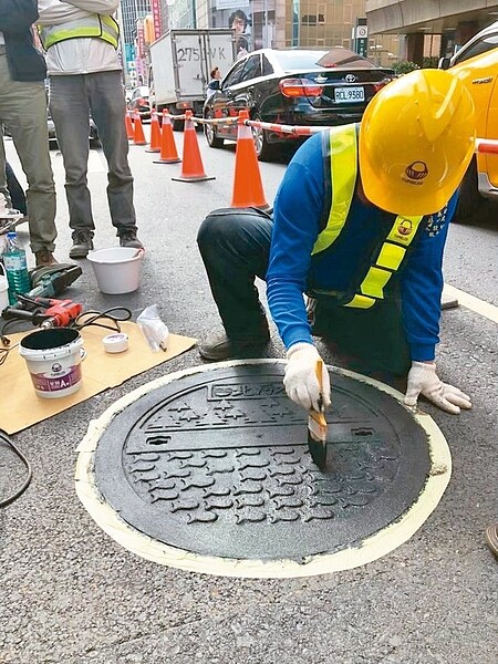 台北市道路管線暨資訊中心訂定「台北市市區道路人孔蓋抗滑係數標準」須達到50BPN，未來3年將逐步改善，塗抗滑材料。圖／台北市工務局提供