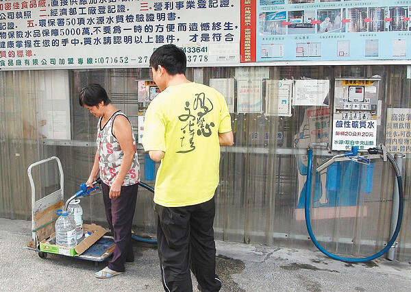 不少高雄人對自來水質沒有信心，市區有許多民營加水站，市民買水喝已成生活的一部分。 記者陳宏瑞／攝影