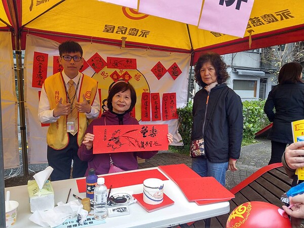 黃寶貴鄰長練書法超過20年,現在還是精忠里社區國畫班的教師。永慶房產集團提供