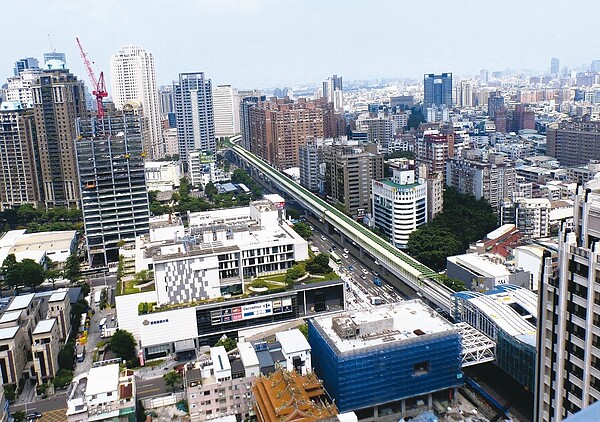 台中捷運綠線預計今年底通車,帶動房地產蓬勃推案。 記者趙容萱/攝影