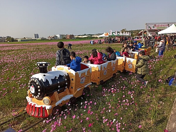 烏日學田農田花海還有花田小火車可以體驗。圖/台中市農業局提供