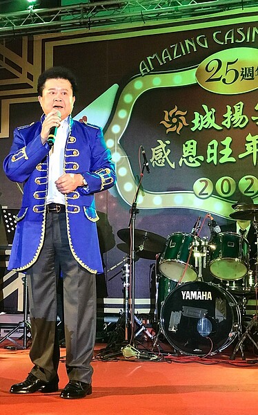 城揚建設董事長楊振宗在今晚的尾牙宴公布去年營收,達102億,為近五年新高,比前年成長47%。 攝影/張世雅