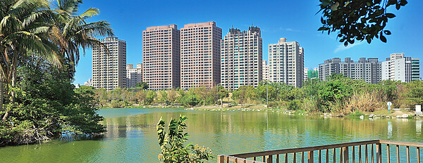 高雄美術館園區佔地達34公頃,比台北大安森林公園25公頃還大,圍繞美術館旁的素地,是高雄地區豪宅地段。(圖/好房資料中心)