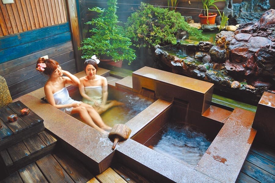 擴大秋冬國民旅遊補助月底到期,國內旅遊業者不看好兩岸後勢,憂心蔡政府遲遲交不出具體政策,遲早賠光觀光業。圖為新北市溫泉節活動。(新北市觀旅局提供)