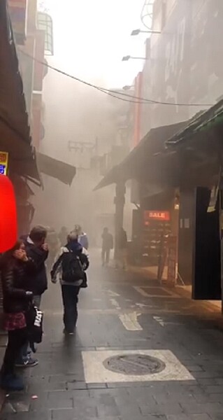 19日下午位在台北士林夜市大東路大南路口突然發生火災,現場馬上濃煙瀰漫。圖/截自陳建銘臉書