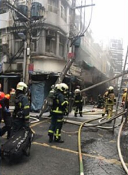 士林夜市火警一度造成附近店家、住宅停電,經過台電搶修後已經恢復正常供電,至於起火原因仍待火調人員進一步釐清。圖/截自陳建銘臉書