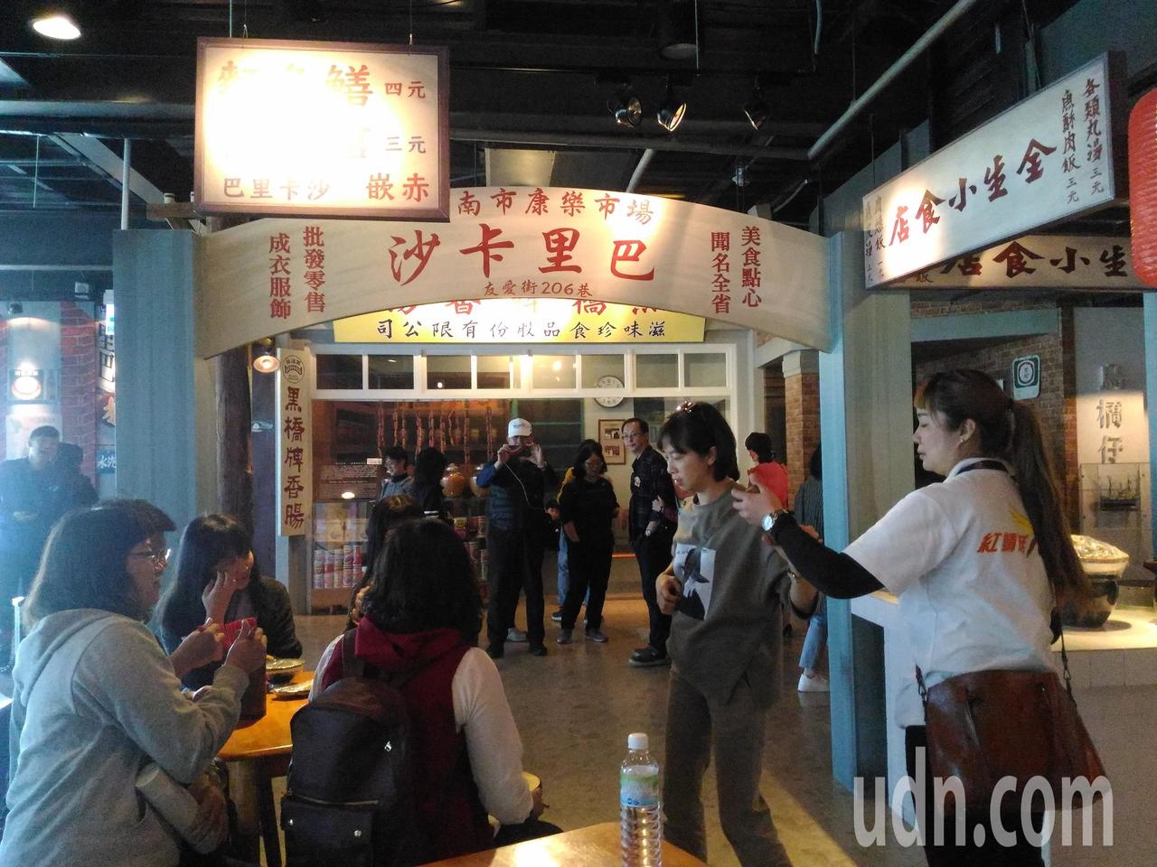 台南市香腸博物館，重現康樂市美食攤熱鬧場景，是遊客拍照熱門地點。記者黃宣翰/攝影
