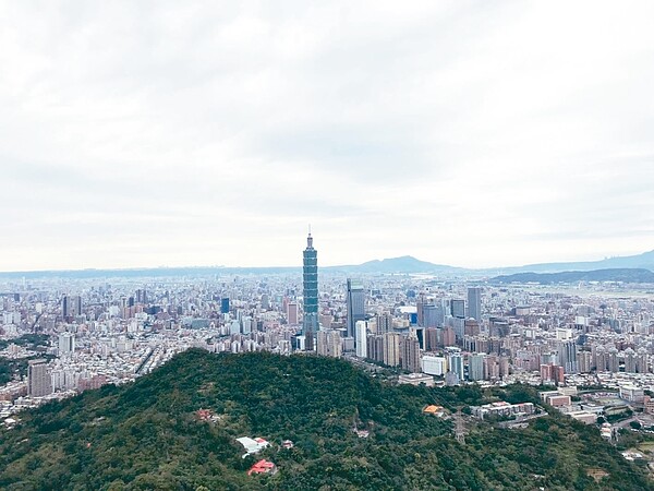 國內房價升溫，中央銀行示警，除了強調貸款成數上限規定是必要措施，也認為新加坡、南韓、香港長期採行LTV上限規定，隨房市景氣變化機動調整的做法，值得借鏡。 圖／聯合報系資料照片