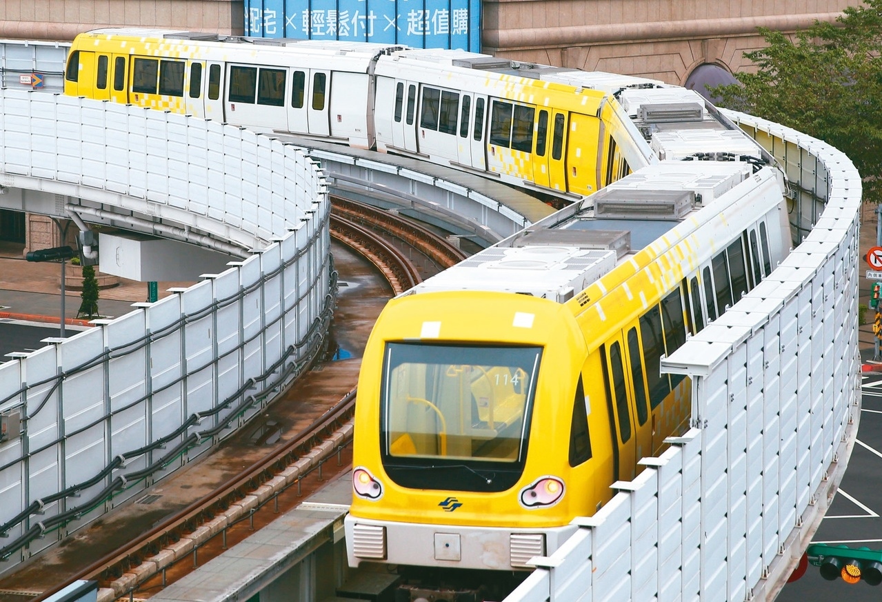 新北捷運環狀線19日開放免費試乘，超過5萬5千人次搶搭。 記者葉信菉／攝影
