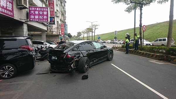 特斯拉車損嚴重,連輪胎都快分離。記者巫鴻瑋/翻攝