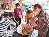 台中國光社區手作年糕　連15年送弱勢