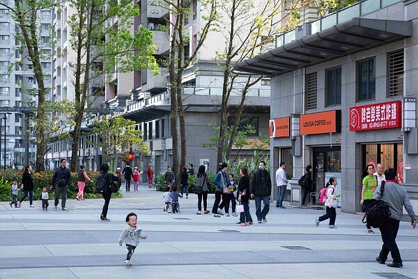 新北市板橋浮洲合宜宅的店面現況。照片日勝生集團提供