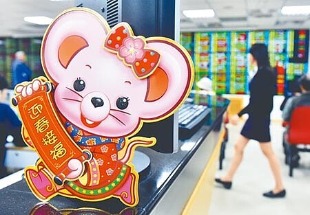 台股豬年20日封關,準備迎接鼠年到來,終場收在12118.72點,上漲28.42點,成交金額為1137.48億元。(顏謙隆攝)