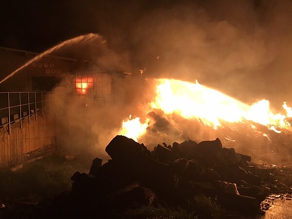 虎頭山垃圾掩埋場20日深夜大火,燃燒1500平方公尺。圖/消防提供