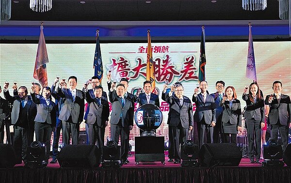 永慶房產集團加盟事業處董事長劉炳耀(右六),舉杯恭賀桃區加盟3品牌業績年增3成。(永慶房產集團提供/王莫昀台北傳真)