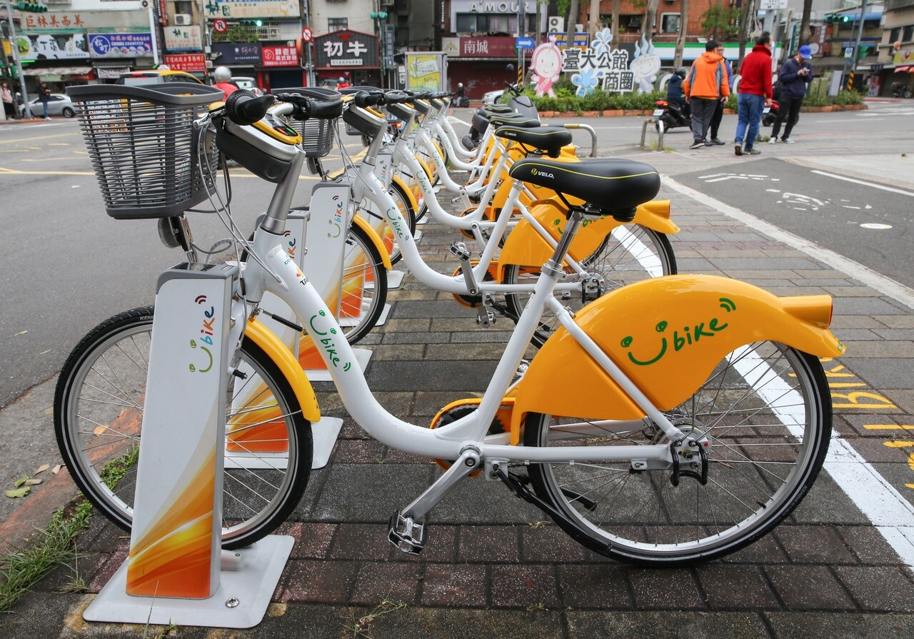 YouBike2.0採珍珠白及黃色、輕樁車柱和太陽能充電。記者陳柏亨/攝影