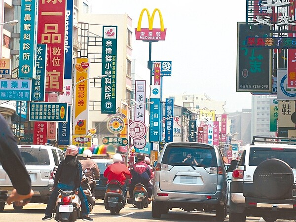 違規停車居交通檢舉案件之首，除了是警方取締重點外，也要小心民眾主動檢舉。 圖／聯合報系資料照片