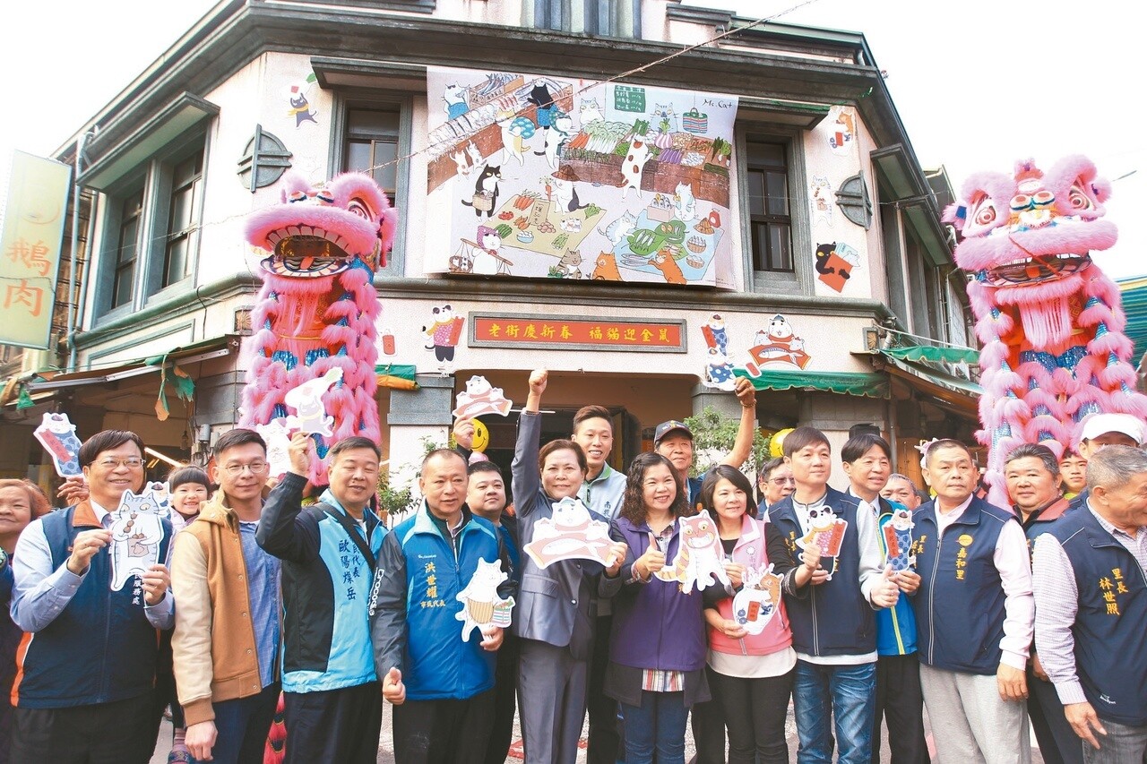 南投市公所串連知名插畫家「貓小姐MS.Cat」,以「福貓迎金鼠」為主題幫市場換新裝,並推出消費集字活動。 記者賴香珊/攝影