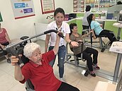 日本銀髮族為「它」占領健身房！連91歲嬤都天天報到