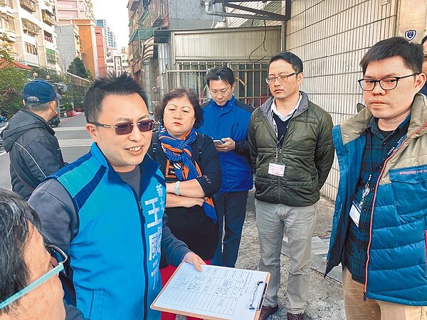 新北市議員王威元等人與鄰近4位里長、新北市各局處20日下午2時召開會勘。(戴上容攝)