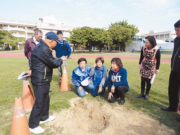 台中市北屯區北新國中操場長期以來出現填了又塌的天坑，立委沈智慧邀請即將就任立委的葉毓蘭，會同台中市議員沈佑蓮等人，一起到北新國中會勘。（馮惠宜攝）