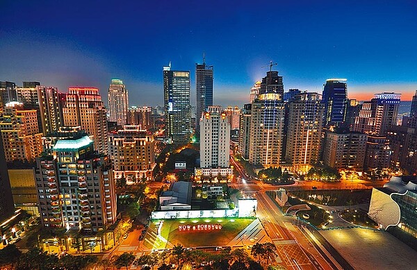 台中宣布2020年公告地價與現值雙降,其中公告地價大減2成,台中市地政局長吳存金表示,市府傾聽民意,加上105年公告地價調漲幅度過大,造成民眾稅賦負擔較重,公告地價調降應屬適當,落實輕稅簡政目標。(陳世宗攝)
