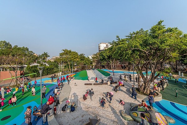 桃園平鎮新勢公園共融式遊戲場正式啟用。圖/桃園市政府提供