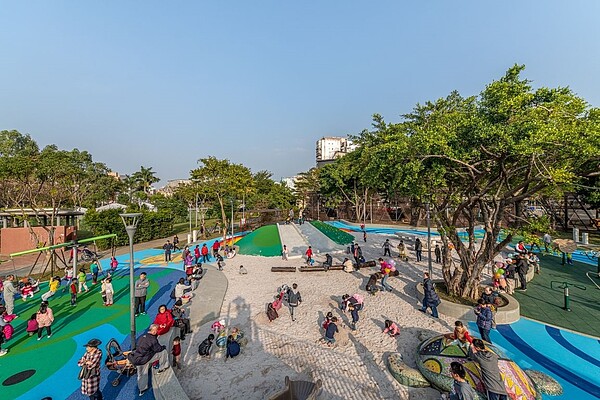 桃園平鎮新勢公園共融式遊戲場正式啟用。圖／桃園市政府提供