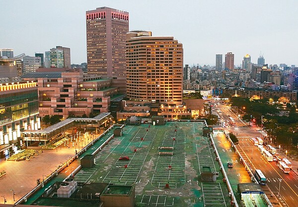 財政部昨天公告招標世貿三館地上權案,權利金底價二六六點三七億元,面積近五千坪,為史上面積最大、權利金最高的國有地上權案。 記者葉信菉/攝影