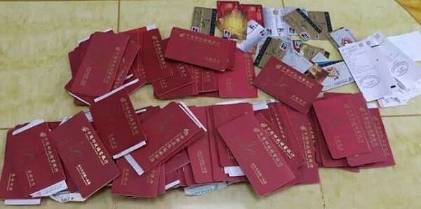 周維忠為村民代管的150多本存摺。(取材自江蘇新聞)