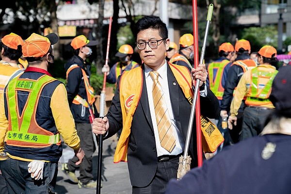 永慶房屋簡國維協理領軍響應大安區國家清潔周。圖／永慶房產集團提供