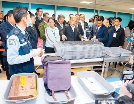 行政院院長蘇貞昌21日視察桃園機場春節疏運狀況暨慰勤，對於國境把關非洲豬瘟與2019新型冠狀病毒疫情作為表示肯定，也呼籲國人出國儘量避免到高風險地區。圖／記者陳麒全攝影