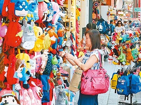 主計總處昨上修2019年第4季經濟成長率為3.38%,全年經濟成長率也跟著上修至2.73%。圖為民眾北市西門商圈挑選想要的商品。(本報資料照片)
