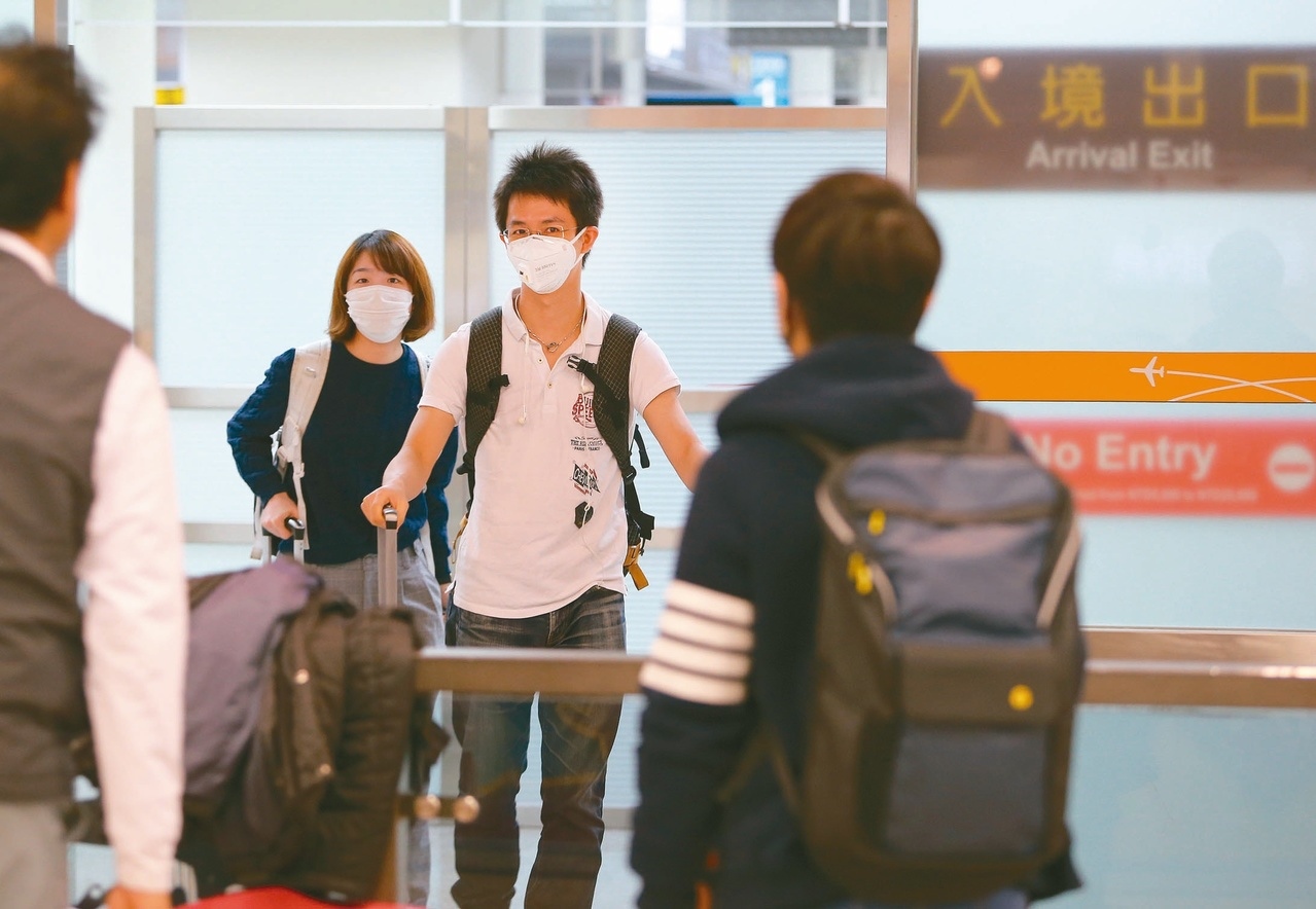 國內出現武漢肺炎首例確診病例，松山機場入境旅客紛紛戴上口罩。記者陳柏亨／攝影　