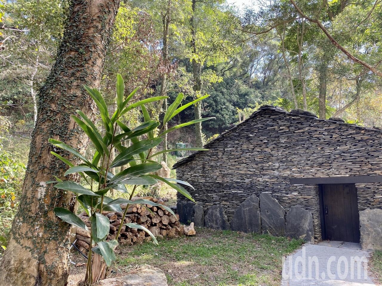 屏東縣三地門鄉的森林公園步道內,有傳統石板屋。圖/記者江國豪攝影