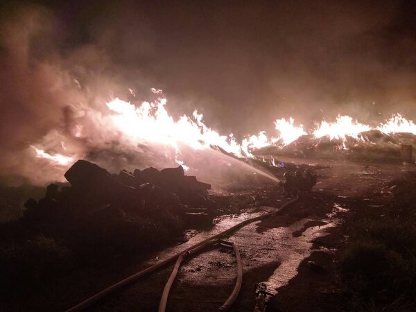 桃園市虎頭山垃圾場前晚大火，消防動員近200人，約12小時撲滅。圖／消防局提供