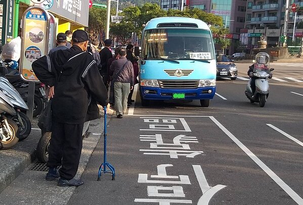 [問題] 公車停靠區10公尺內的黃線停車不算違停?