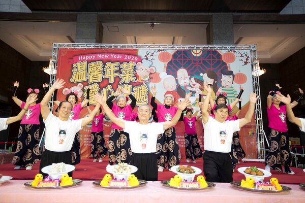 由臺北市社會局主辦的「溫馨年菜，愛心快遞」活動，1月21日在信義區永安社區發展協會的舞蹈表演中，正式啟動。永慶房產集團提供